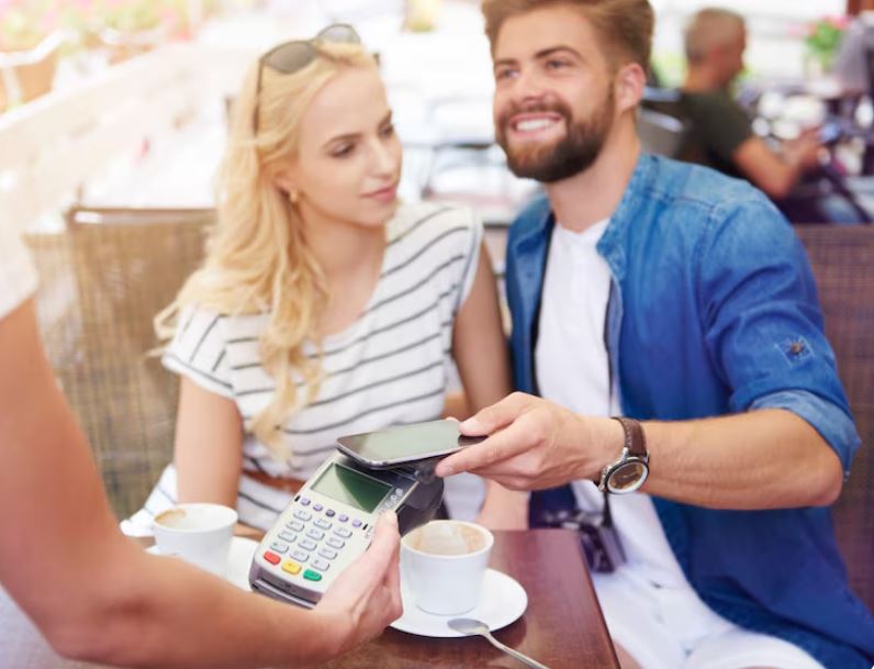 Trinkgeld Bei Kartenzahlung Kommt Es Tatsaechlich Beim Personal An